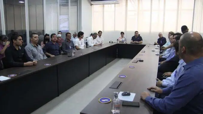 O presidente da Petrocity se reuniu com prefeitos e empresários do Vale do Aço - (foto: Prefeitura de Fabriciano/Divulgação)