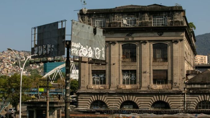 A estação da Leopoldina, na Avenida Francisco Bicalho, no Centro do Rio: nova promessa de reforma após sentença judicial Foto: Brenno Carvalho / Agência O Globo