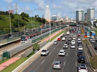 Trem operado pela CCR Metrô Bahia percorre trilhos ao lado de avenida em Salvador - Camila Souza/Divulgação/CCR Me
