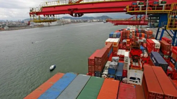 Porto de Santos; insegurança quanto à política de preço de combustíveis da Petrobras, alvo da classe política e do próprio presidente Jair Bolsonaro, afastou investidores Foto: Clayton de Souza/Estadão