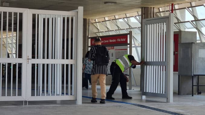 Entrada da estação Bruno Covas-Mendes-Vila Natal, da linha 9-esmeralda da CPTM, na região do Grajaú, na zona sul, em horário de operação reduzido - Rivaldo Gomes/Folhapress
