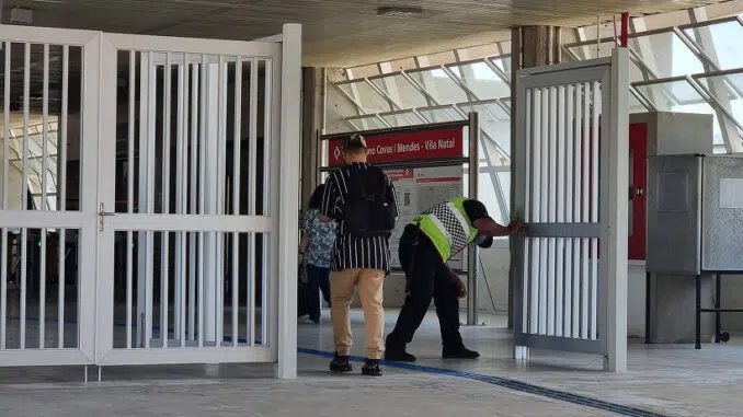 Entrada da estação Bruno Covas-Mendes-Vila Natal, da linha 9-esmeralda da CPTM, na região do Grajaú, na zona sul, em horário de operação reduzido - Rivaldo Gomes/Folhapress