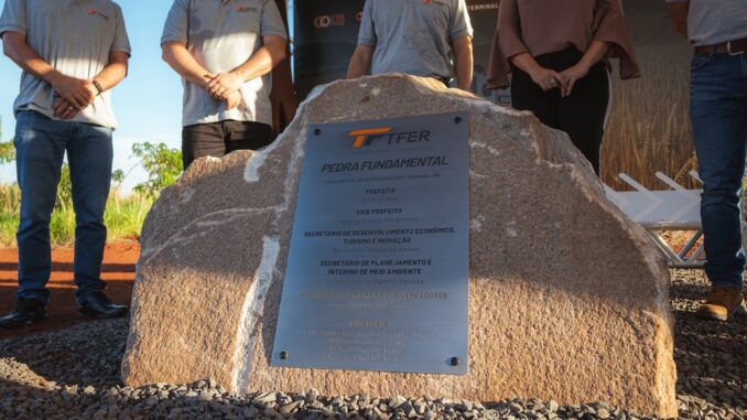 Pedra fundamental do Terminal Rodoferroviário para Fertilizantes (TFER) de Uberaba — Foto: Prefeitura de Uberaba/Divulgação