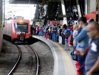 Passageiros aguardam trem na plataforma da estação Santo Amaro da linha 9-Esmeralda da CPTM (Robson Ventura-26.nov.2018/Folhapress)