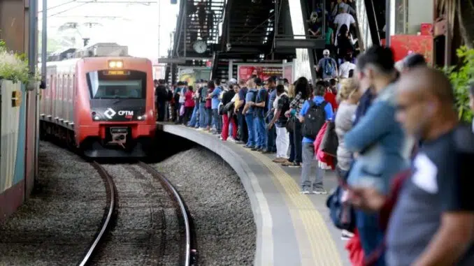Passageiros aguardam trem na plataforma da estação Santo Amaro da linha 9-Esmeralda da CPTM (Robson Ventura-26.nov.2018/Folhapress)