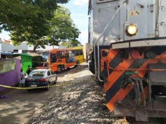 Em Betim, acidentes ocorrem constantemente nos bairros onde há cruzamento entre linha férrea e via urbana. Prefeitura limitou o horário para o trânsito de locomotivas (foto: Arquivo/CBMMG)