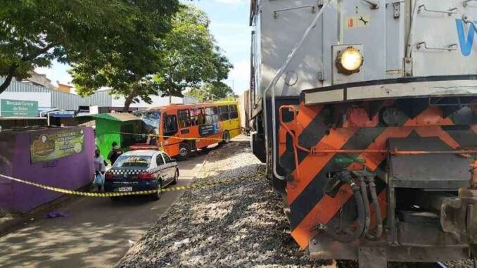Em Betim, acidentes ocorrem constantemente nos bairros onde há cruzamento entre linha férrea e via urbana. Prefeitura limitou o horário para o trânsito de locomotivas (foto: Arquivo/CBMMG)