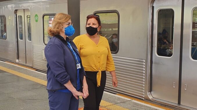 Maria Elisabete, à esquerda, segue trabalhando como operadora de trens no Metrô de SP. Já Marilú de Santos, à direita, está aposentada — Foto: Reprodução/TV Globo