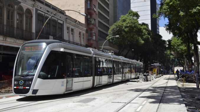 MPRJ obtém decisão para que passageiros sem bilhetes no VLT só sejam multados caso se recusem a desembarcar do veículo ou da estação. — Foto: Divulgação