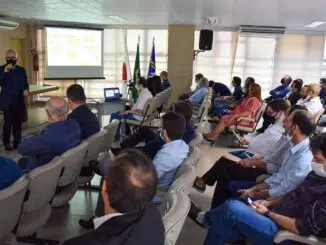 O presidente da Petrocity, José Roberto Barbosa, anunciou a construção da UTAC durante reunião com políticos e empresários, em Valadares (foto: Leonardo Morais Divulgação)