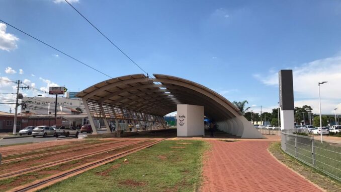 Estação Aeroporto foi a primeira construída para o VLT em Várzea Grande — Foto: Kessillen Lopes/G1