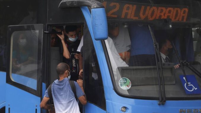 BRT lotado: novo modelo promete acabar com o problema Foto: FABIANO ROCHA / Agência O Globo