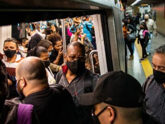 Metrô cheio na estação Carioca: cena voltou a ser cada vez mais comum após retomada das atividades pós-pandemia Foto: Hermes de Paula / Agência O Globo