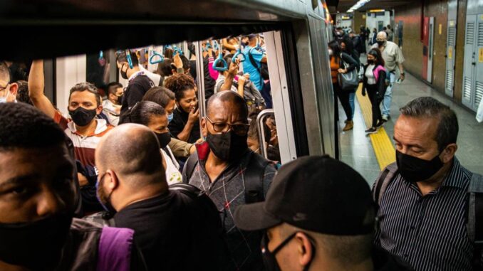 Metrô cheio na estação Carioca: cena voltou a ser cada vez mais comum após retomada das atividades pós-pandemia Foto: Hermes de Paula / Agência O Globo