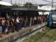 Plataformas da estação Bangu lotadas de passageiros Foto: Fabiano Rocha / Agência O Globo