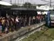 Plataformas da estação Bangu lotadas de passageiros Foto: Fabiano Rocha / Agência O Globo