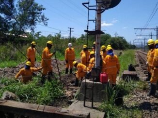 Operários instalam cabos subterrâneos Foto: Agetransp/Divulgação