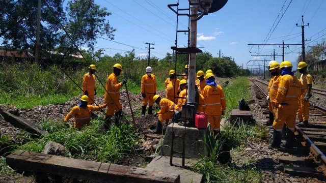 Operários instalam cabos subterrâneos Foto: Agetransp/Divulgação