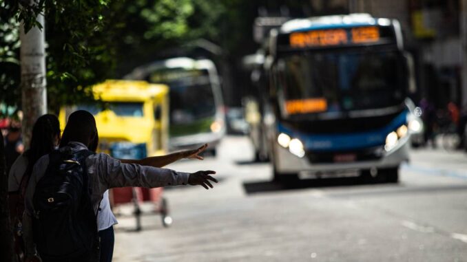 Altas no preço dos combustíveis têm encarecido o custo do transporte público Foto: Hermes de Paula / Agência O Globo