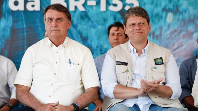 O presidente Jair Bolsonaro e o ministro Tarcísio Gomes de Freitas, durante evento na Bahia, em janeiro - Alan Santos/PR
