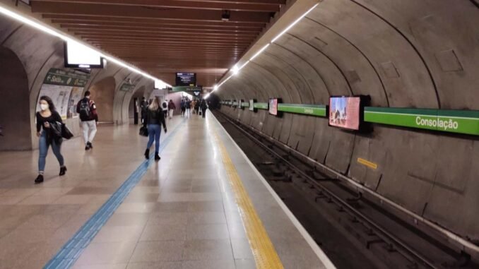 Atualmente, em algumas estações da Linha 2, já é informado o tempo estimado para a passagem do trem seguinte. Foto: Diário do Transporte.