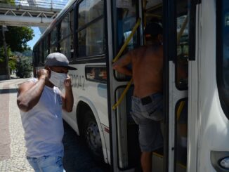 Passageiros de ônibus no Rio de Janeiro — Foto: Fernando Frazão/Agência Brasil