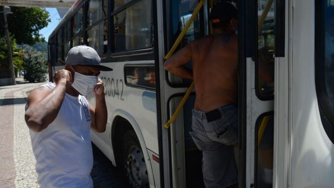Passageiros de ônibus no Rio de Janeiro — Foto: Fernando Frazão/Agência Brasil