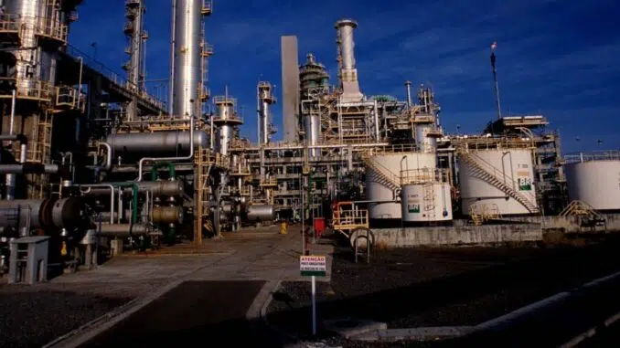 A Refinaria Landulpho Alves (Rlam), comprada da Petrobras, está entre os ativos do Mubadala, fundo soberano de Abu Dhabi, no Brasil: foco é crescer em áreas como energia renovável e mobilidade Foto: Juarez Cavalcanti / Agência O Globo