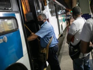 Passageiros embarcam em ônibus da linha 397, no Terminal Rodoviário de Campo Grande Foto: Brenno Carvalho / Agência O Globo