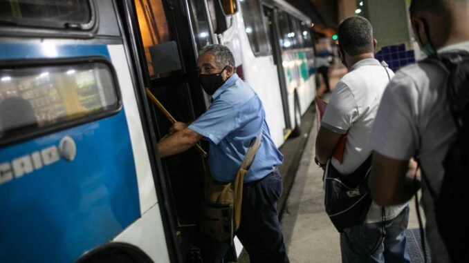 Passageiros embarcam em ônibus da linha 397, no Terminal Rodoviário de Campo Grande Foto: Brenno Carvalho / Agência O Globo