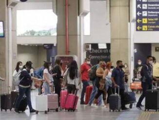 Passageiros no Aeroporto Internacional Galeão-Tom Jobim Foto: Márcia Foletto/Agência O Globo