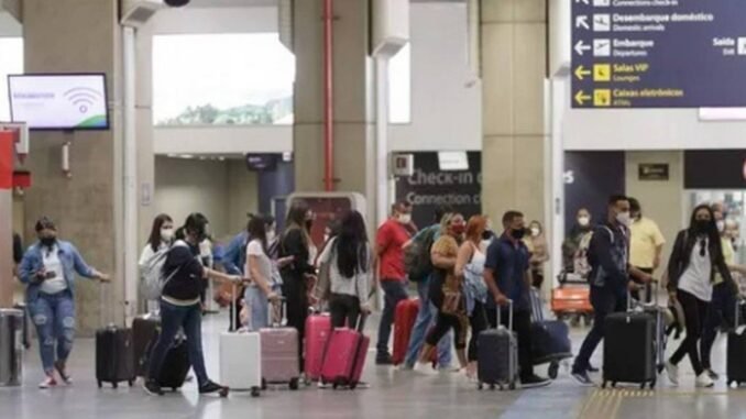 Passageiros no Aeroporto Internacional Galeão-Tom Jobim Foto: Márcia Foletto/Agência O Globo