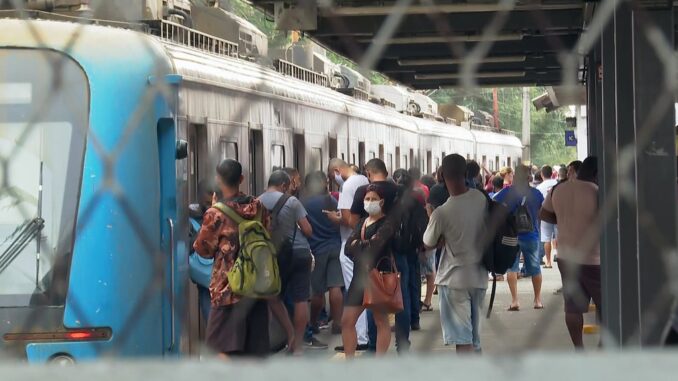 Passageiros aguardam partida no Ramal Belford Roxo da Supervia, em novembro — Foto: Reprodução/TV Globo