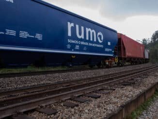 Trem da Rumo Logística passando pela malha da MRS, próximo da Estação Evangelista de Souza, no bairro Emburá, extremo sul da cidade de São Paulo - Eduardo Anizelli 13.mai.21/Folhapress