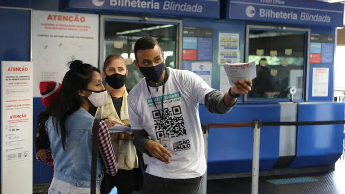 Funcionário do Metrô SP orienta passageiras na estação Belém - Rivaldo Gomes/Folhapress