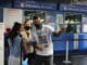 Funcionário do Metrô SP orienta passageiras na estação Belém - Rivaldo Gomes/Folhapress