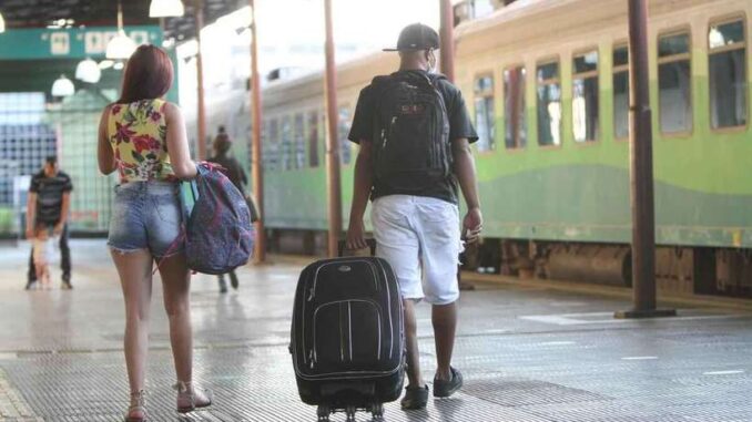 Trem de passageiros da Estrada de Ferro Vitória a Minas tem novo 'início' e 'fim' por conta das chuvas que atingira o estado mineiro (foto: Edésio Ferreira/EM/DA Press)