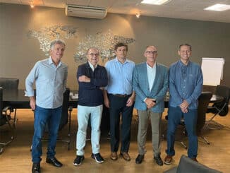 Da esquerda pra direita: Verdi Melo, prefeito de Varginha, Fernando Jordão, prefeito de Angra dos Reis, Leandro Cariello, Diretor do TPAR, Cleber Marques, do Porto Seco e Honorinho Ottoni, secretário de governo de Varginha. (Foto: Divulgação Prefeitura)