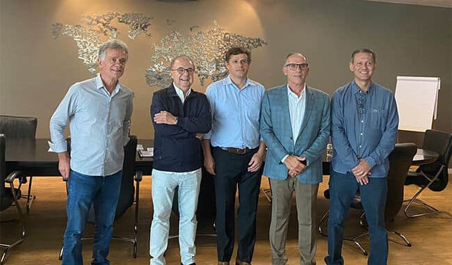 Da esquerda pra direita: Verdi Melo, prefeito de Varginha, Fernando Jordão, prefeito de Angra dos Reis, Leandro Cariello, Diretor do TPAR, Cleber Marques, do Porto Seco e Honorinho Ottoni, secretário de governo de Varginha. (Foto: Divulgação Prefeitura)