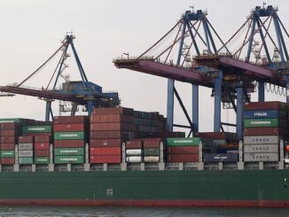 Navio cargueiro sai carregado do porto de Santos; movimentação do setor portuário cresceu 4,8% em 2021 Foto: Márcio Fernandes/Estadão