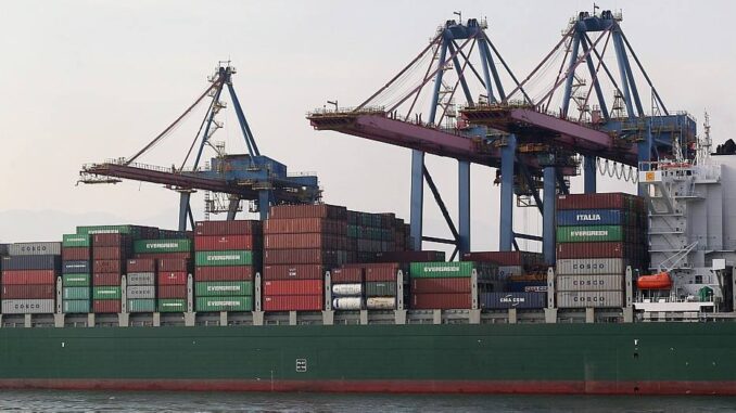 Navio cargueiro sai carregado do porto de Santos; movimentação do setor portuário cresceu 4,8% em 2021 Foto: Márcio Fernandes/Estadão