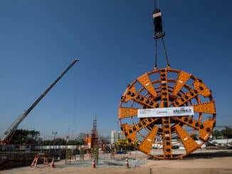 Descida da roda de corte do tatuzão no canteiro de obras da linha 6-laranja do metrô, em agosto de 2021 - Zanone Fraissat - 17.ago.2021/Folhapress
