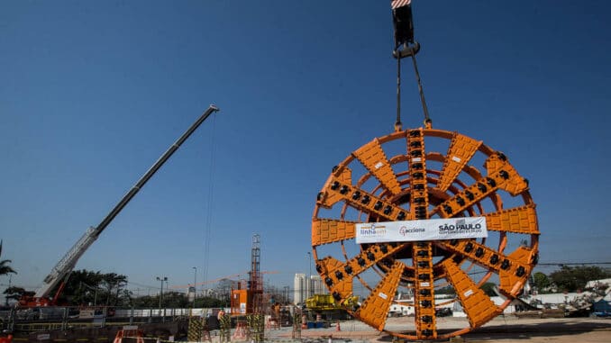 Descida da roda de corte do tatuzão no canteiro de obras da linha 6-laranja do metrô, em agosto de 2021 - Zanone Fraissat - 17.ago.2021/Folhapress