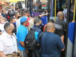 Passageiros tentam embarcar em ônibus em São Paulo - Rivaldo Gomes - 24.ago.2021/Folhapress