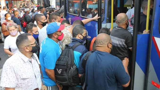 Passageiros tentam embarcar em ônibus em São Paulo - Rivaldo Gomes - 24.ago.2021/Folhapress