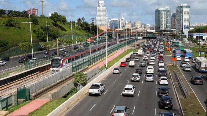Trem operado pela CCR Metrô Bahia percorre trilhos ao lado de avenida em Salvador - Camila Souza/Divulgação/CCR Me