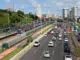 Trem operado pela CCR Metrô Bahia percorre trilhos ao lado de avenida em Salvador - Camila Souza/Divulgação/CCR Me