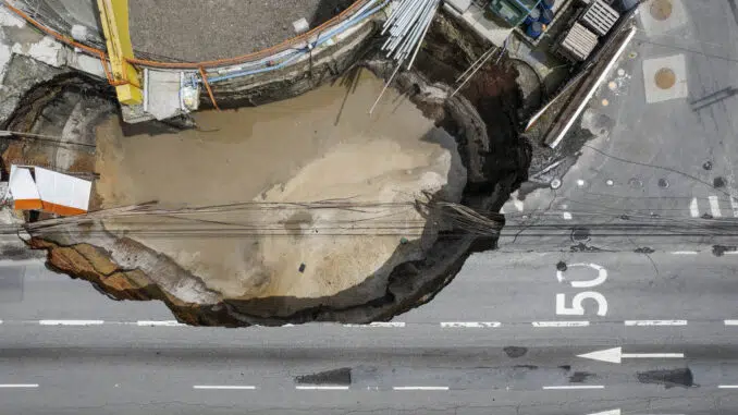 Cratera formada após rompimento de tubulação de esgoto em obra da linha 6-laranja do metrô, na marginal Tietê - Eduardo Knapp/Folhapress