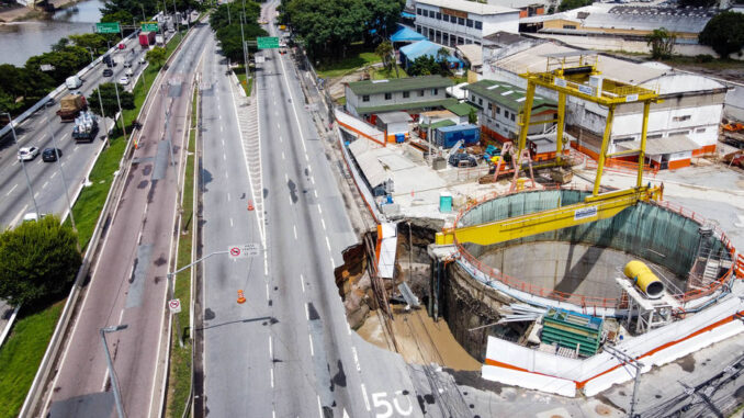 Vazamento de esgoto em obra do metrô provocou cratera na Marginal do Tietê Foto: Tiago Queiroz/Estadão