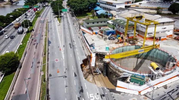 Vazamento de esgoto em obra do metrô provocou cratera na Marginal do Tietê Foto: Tiago Queiroz/Estadão